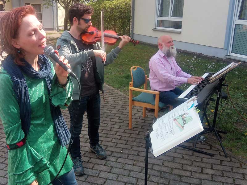 Michael Jahn (Spielt Keyboard), Musikpädagoge im Christophoruswerk Musiziert zusammen mit Nele Hartig (freie Jazzsängerin) und Ihrem Mann Kilian (Spielt Geige) vor dem Wichern-Haus in Bischleben